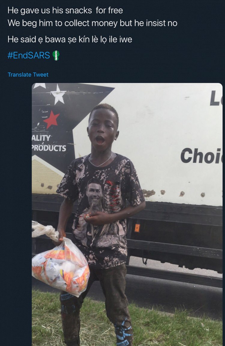 #ENDSARS ::YOUNG HAWKER DONATES SNACKS TO PROTESTERS WITH A MANDATE