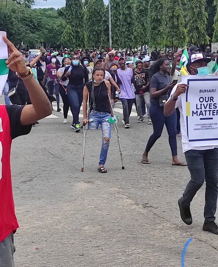 #ENDSARS PROTESTER DONATE MONEY FOR AMPUTEE SHOT BY SARS
